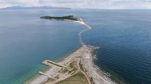 پیاده‌روی تا جزیره/ جاده باستانی زیر آب دریاچه وان دوباره سر برآورد!